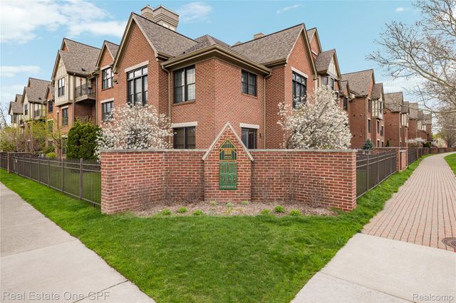 12 Pointe Park Place, Grosse Pointe Park, MI 48230
