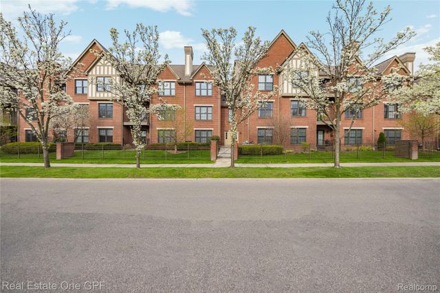 12 Pointe Park Place, Grosse Pointe Park, MI 48230