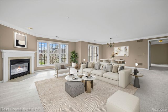 12 Pointe Park Place, Grosse Pointe Park, MI 48230