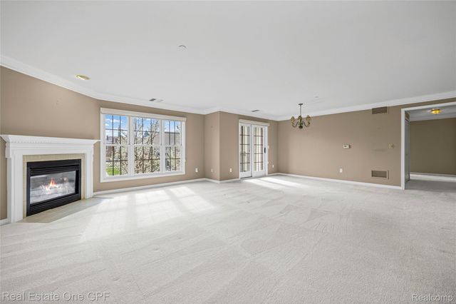 12 Pointe Park Place, Grosse Pointe Park, MI 48230