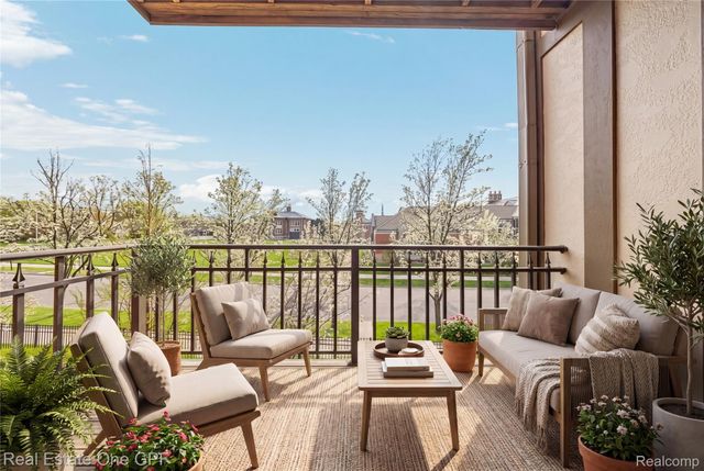 12 Pointe Park Place, Grosse Pointe Park, MI 48230