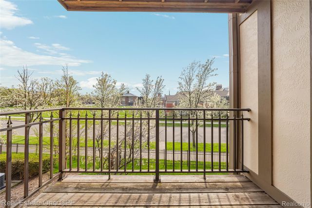 12 Pointe Park Place, Grosse Pointe Park, MI 48230