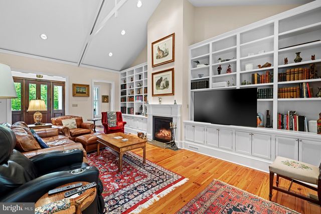 20147 WOODTRAIL RD, Round Hill, VA 20141