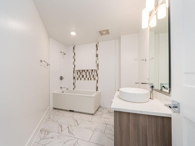 15 AVALON STREET 303, Clearwater Beach, FL 33767