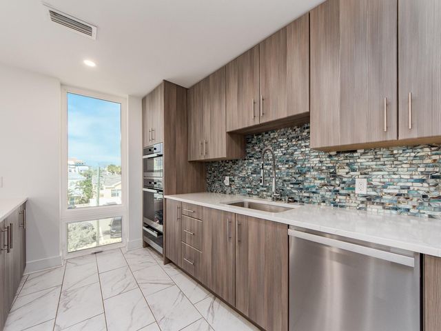 15 AVALON STREET 303, Clearwater Beach, FL 33767