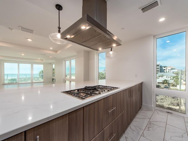 15 AVALON STREET 303, Clearwater Beach, FL 33767