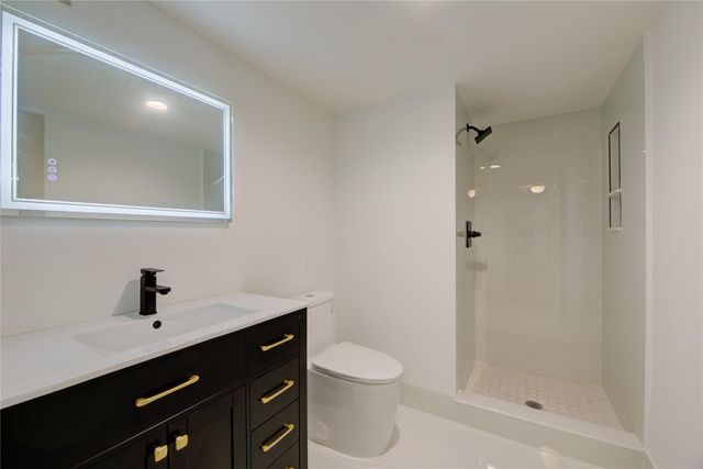 427 Golden Isles Dr 14B, Hallandale Beach, FL 33009