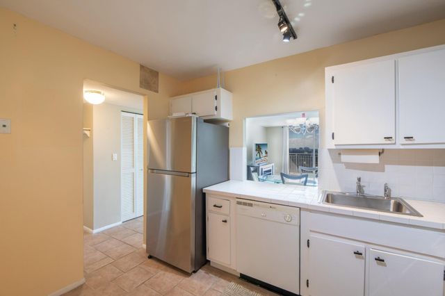 427 Golden Isles Dr 14B, Hallandale Beach, FL 33009