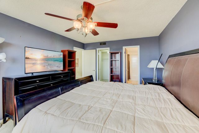 427 Golden Isles Dr 14B, Hallandale Beach, FL 33009