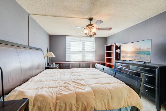 427 Golden Isles Dr 14B, Hallandale Beach, FL 33009