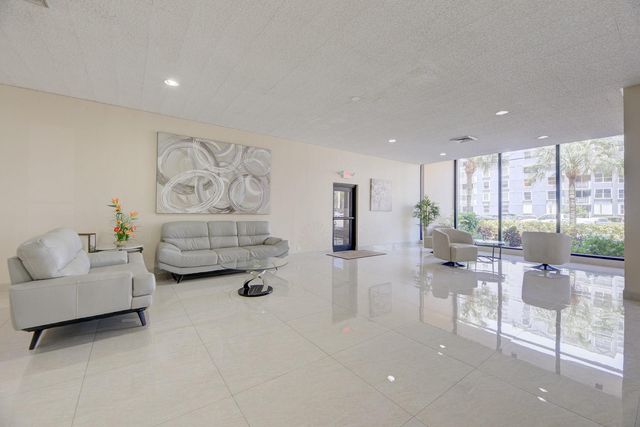 427 Golden Isles Dr 14B, Hallandale Beach, FL 33009