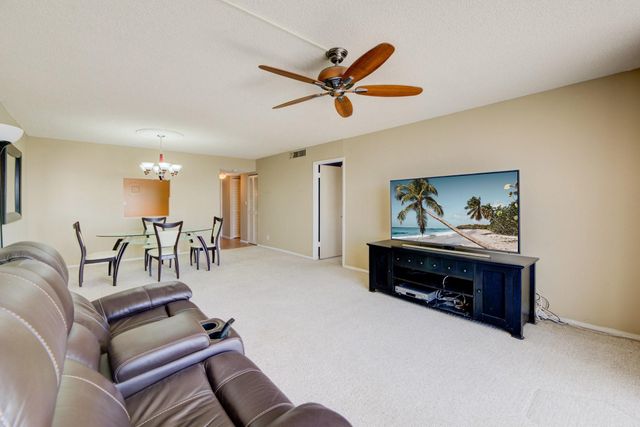 427 Golden Isles Dr 14B, Hallandale Beach, FL 33009