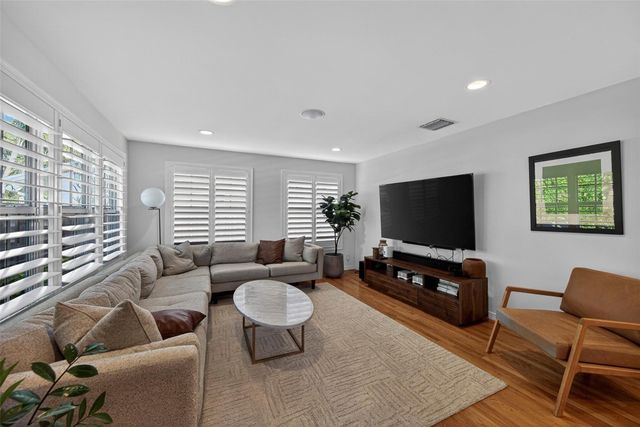 1001 SE 10th Street, Fort Lauderdale, FL 33316