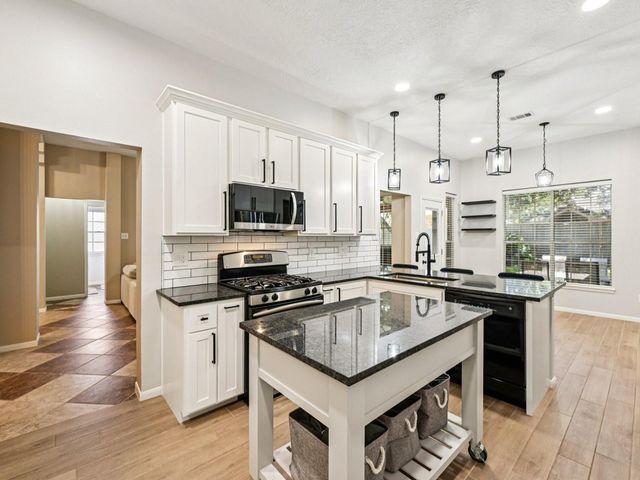 124 Crimson Bay Drive, League City, TX 77573