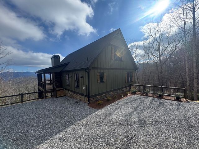 579 Overlook Loop, Young Harris, GA 30582