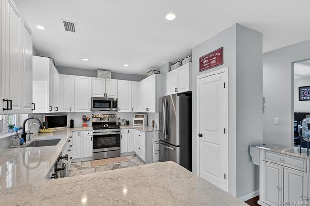 26 Curtin Lane, Marlboro, NY 12542