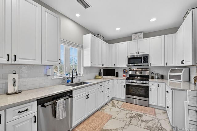 26 Curtin Lane, Marlboro, NY 12542