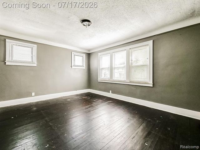 6873 Grandville Avenue, Detroit, MI 48228