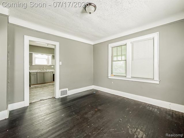 6873 Grandville Avenue, Detroit, MI 48228