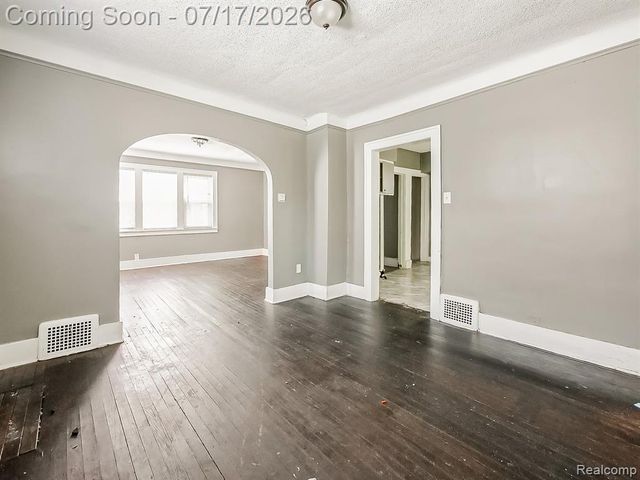 6873 Grandville Avenue, Detroit, MI 48228