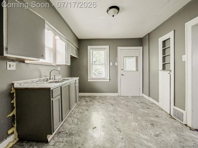 6873 Grandville Avenue, Detroit, MI 48228