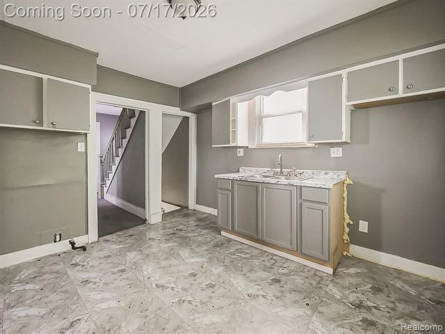 6873 Grandville Avenue, Detroit, MI 48228