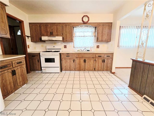 1423 Roanoke Drive, Parma, OH 44134