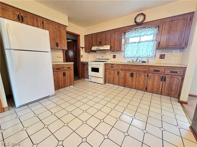 1423 Roanoke Drive, Parma, OH 44134