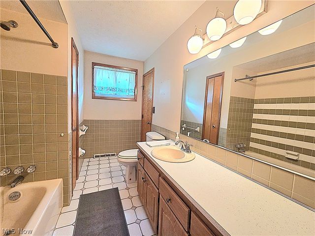 1423 Roanoke Drive, Parma, OH 44134