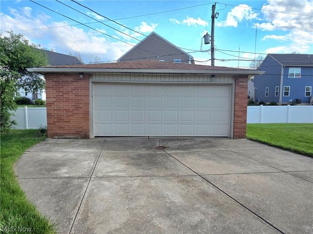1423 Roanoke Drive, Parma, OH 44134