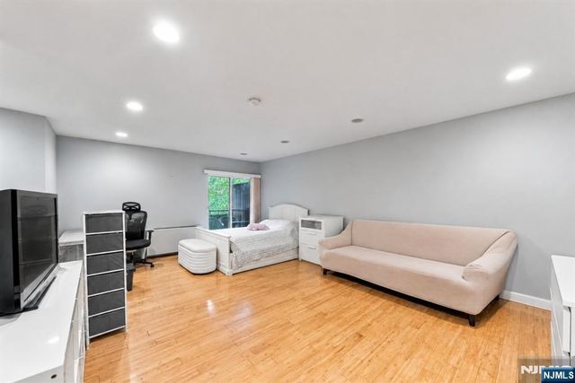 1111 River Road G16, Edgewater, NJ 07020