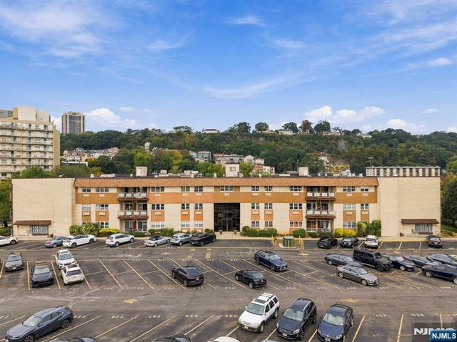 1111 River Road G16, Edgewater, NJ 07020