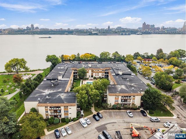 1111 River Road G16, Edgewater, NJ 07020