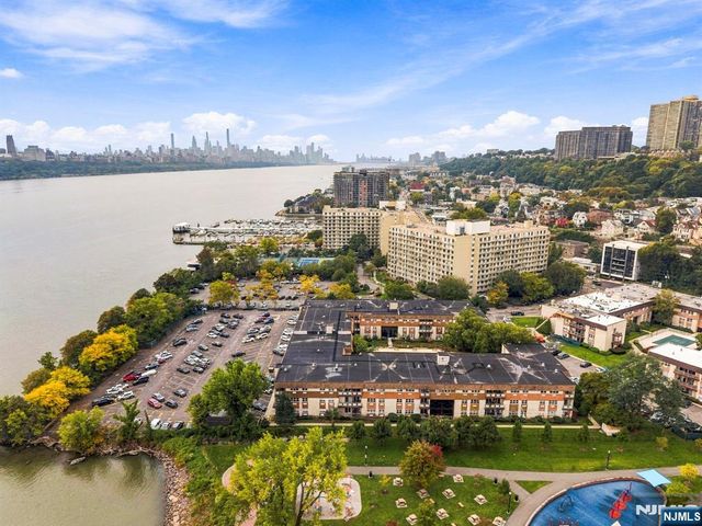 1111 River Road G16, Edgewater, NJ 07020