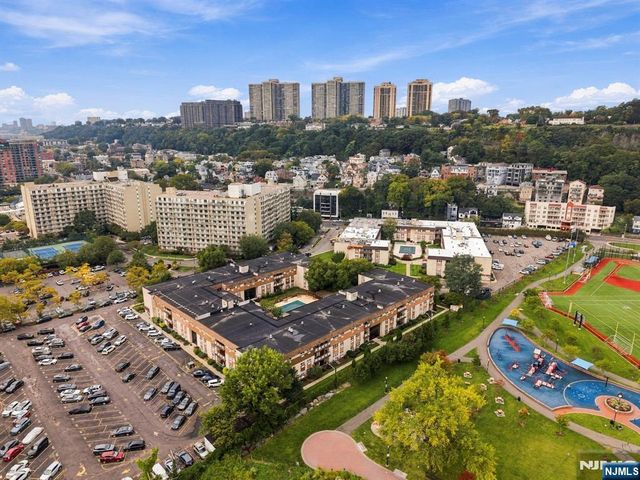 1111 River Road G16, Edgewater, NJ 07020
