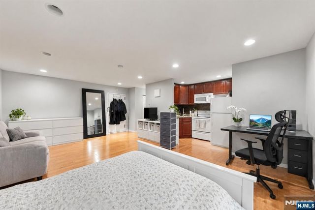 1111 River Road G16, Edgewater, NJ 07020