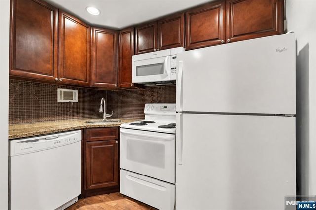 1111 River Road G16, Edgewater, NJ 07020