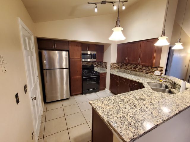 357 BLOOMFIELD Lane 3, Glen Ellyn, IL 60137