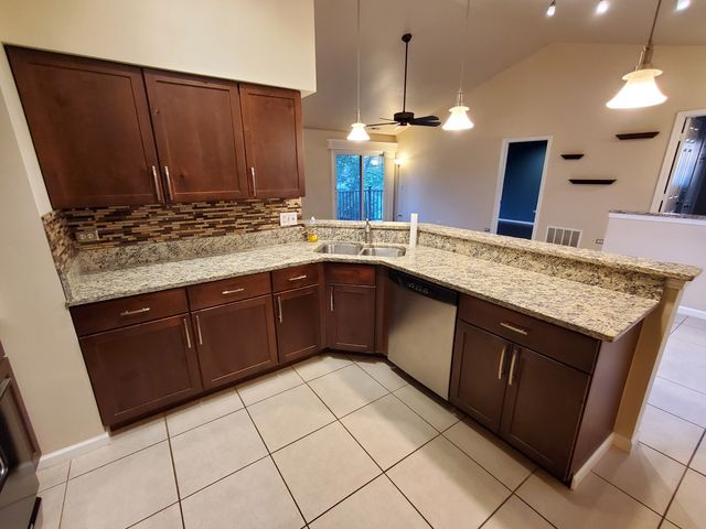 357 BLOOMFIELD Lane 3, Glen Ellyn, IL 60137