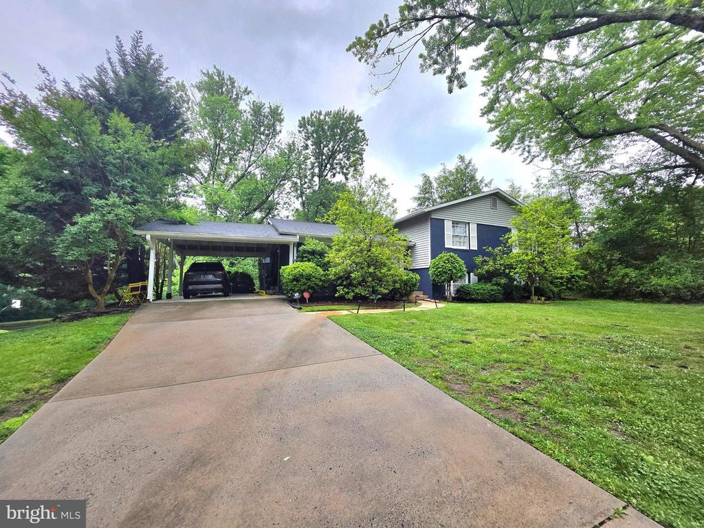 2215 COLLINGWOOD RD, Alexandria, VA 22308