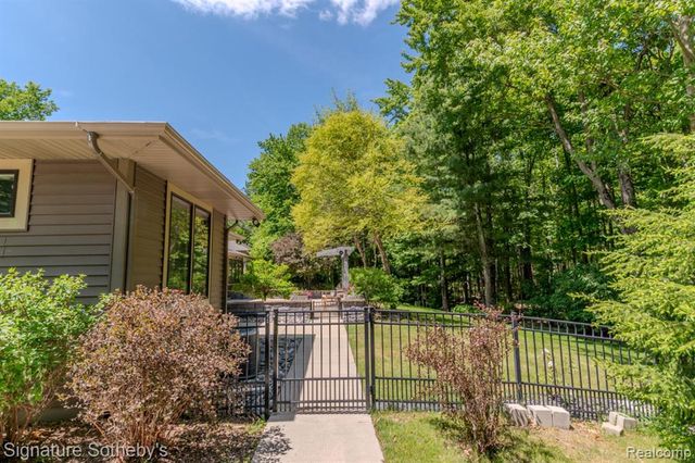 3479 E Shady Ridge Lane, Midland, MI 48642