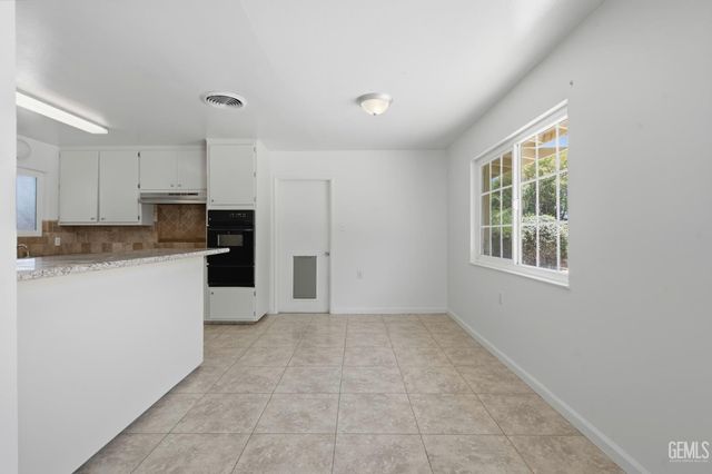 1005 McGregor Avenue, Bakersfield, CA 93308