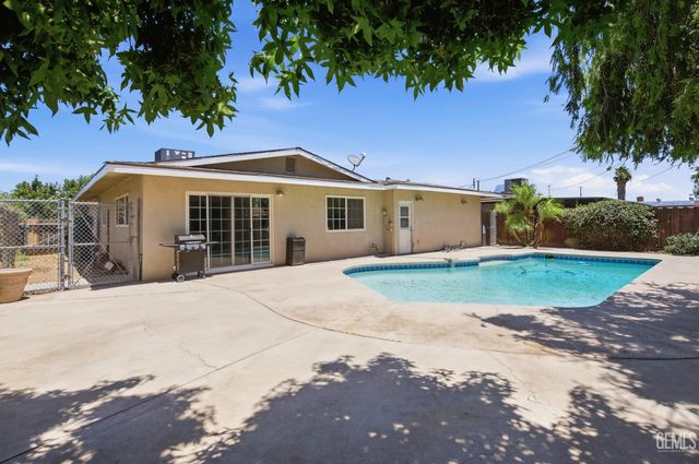 1005 McGregor Avenue, Bakersfield, CA 93308