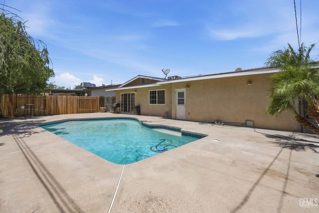 1005 McGregor Avenue, Bakersfield, CA 93308