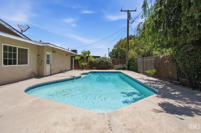 1005 McGregor Avenue, Bakersfield, CA 93308