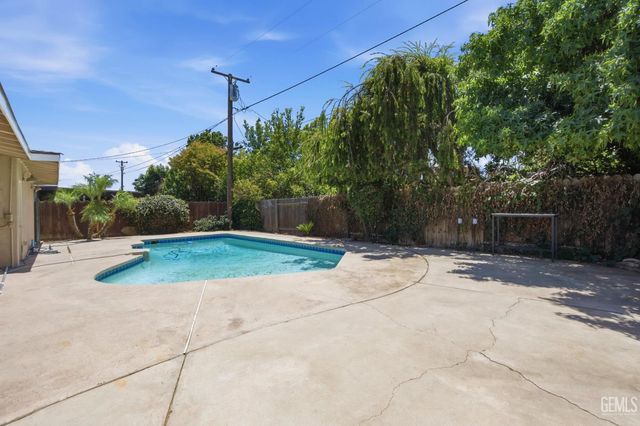 1005 McGregor Avenue, Bakersfield, CA 93308