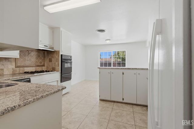 1005 McGregor Avenue, Bakersfield, CA 93308