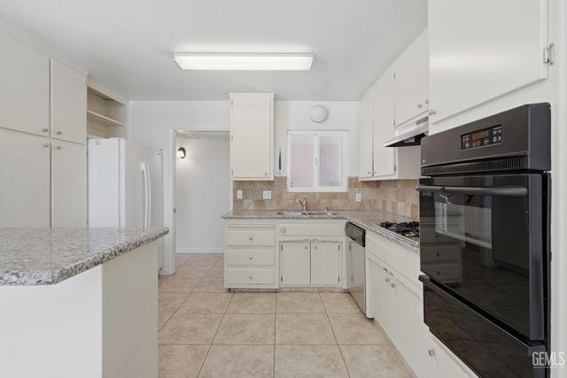1005 McGregor Avenue, Bakersfield, CA 93308