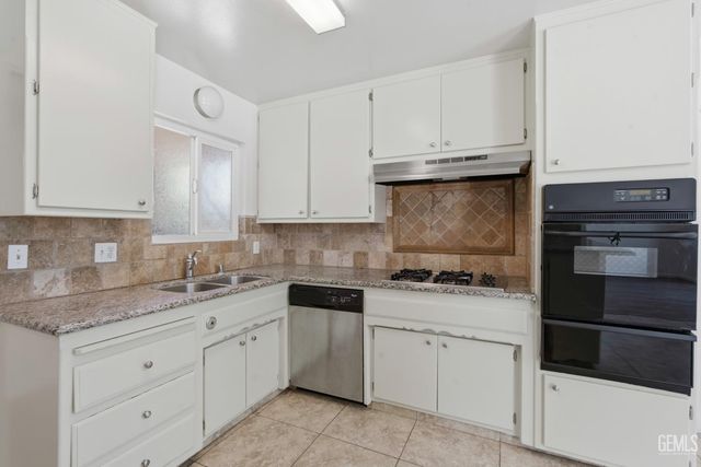 1005 McGregor Avenue, Bakersfield, CA 93308