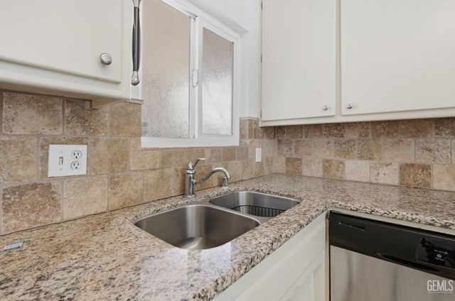 1005 McGregor Avenue, Bakersfield, CA 93308